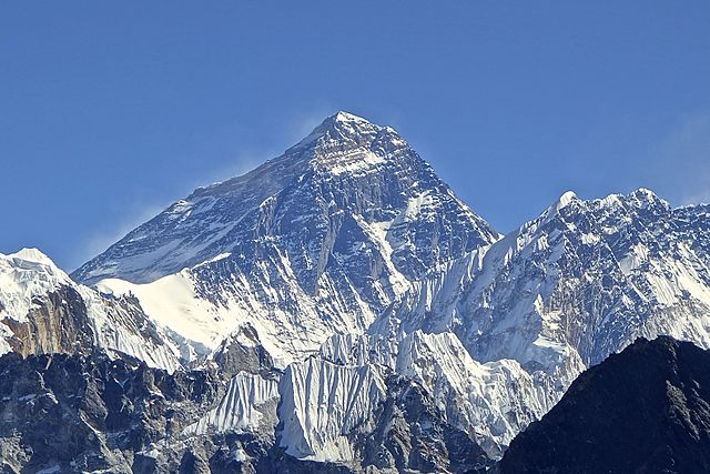 640px-Mt._Everest_from_Gokyo_Ri_November_5,_2012